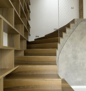 Prag, Rounded-Loft-by-A1Architects_6_ Kabelnetten als valbeveiliging trappen_ Carl Stahl