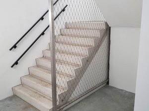 kabelnetten in trappenhuis ter beveiliging Carl Stahl