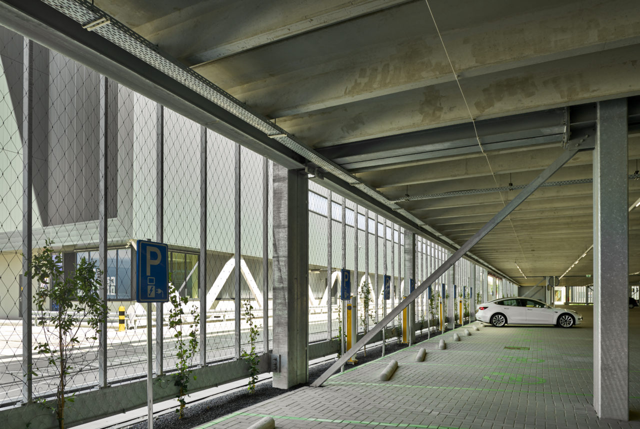Parkeergarage-Distributiecentrum-Jumbo-met-RVS-kabelnetten-als-hekwerken-Carl-Stahl