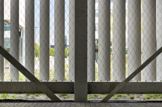 Hekwerken-van-RVS-kabelnetten-in-parkeergarage-distributiecentrum-Jumbo-Carl Stahl