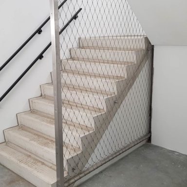 kabelnetten in trappenhuis ter beveiliging Carl Stahl