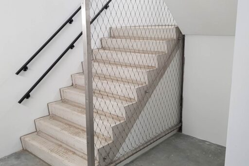 kabelnetten in trappenhuis ter beveiliging Carl Stahl