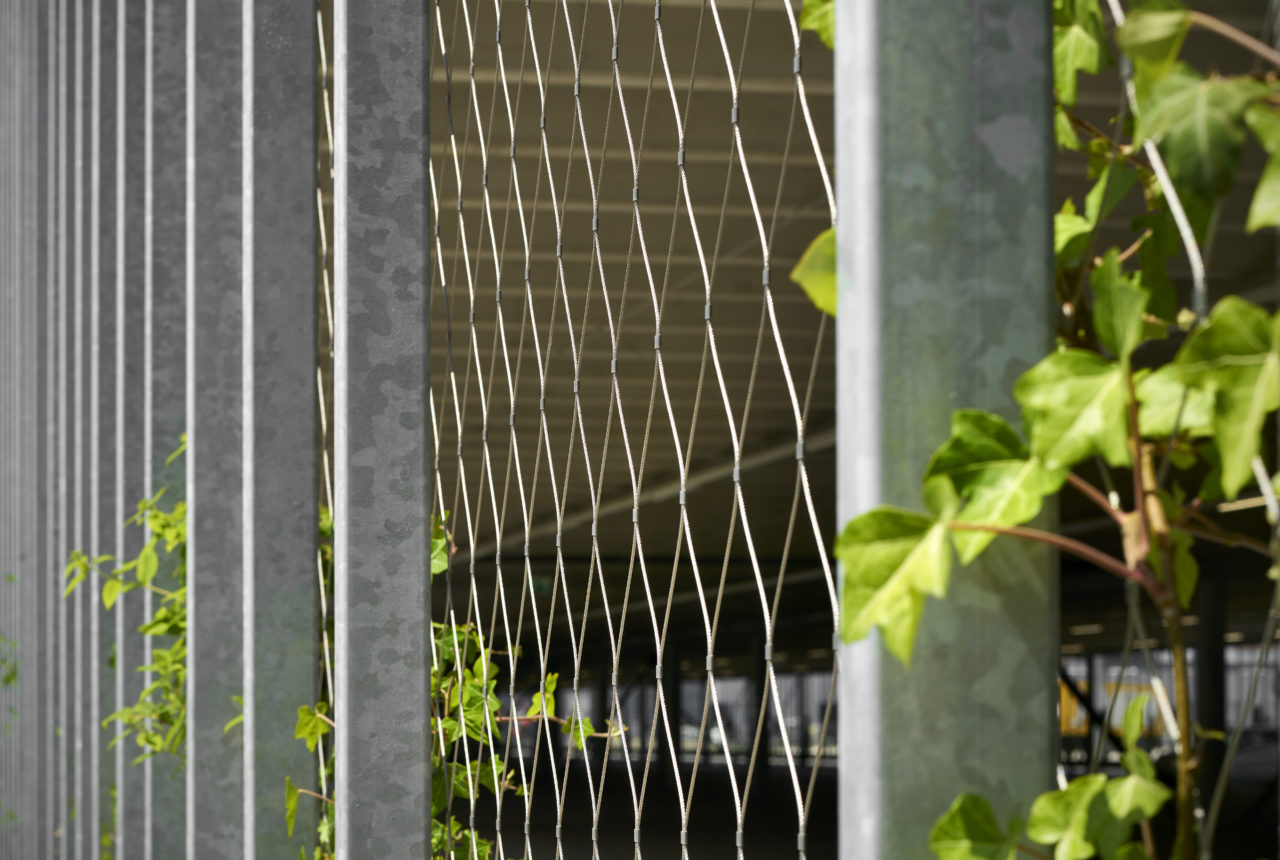 RVS-kabelnetten-in-parkeergarage-distributiecentrum-Jumbo-als-beveiliging-en-klimhulp-groene-gevel-Carl-Stahl